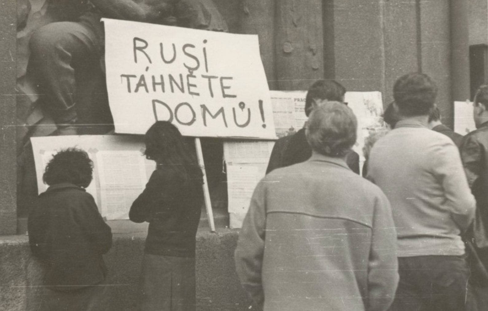 Dobový snímek transparentu Rusi táhněte domů