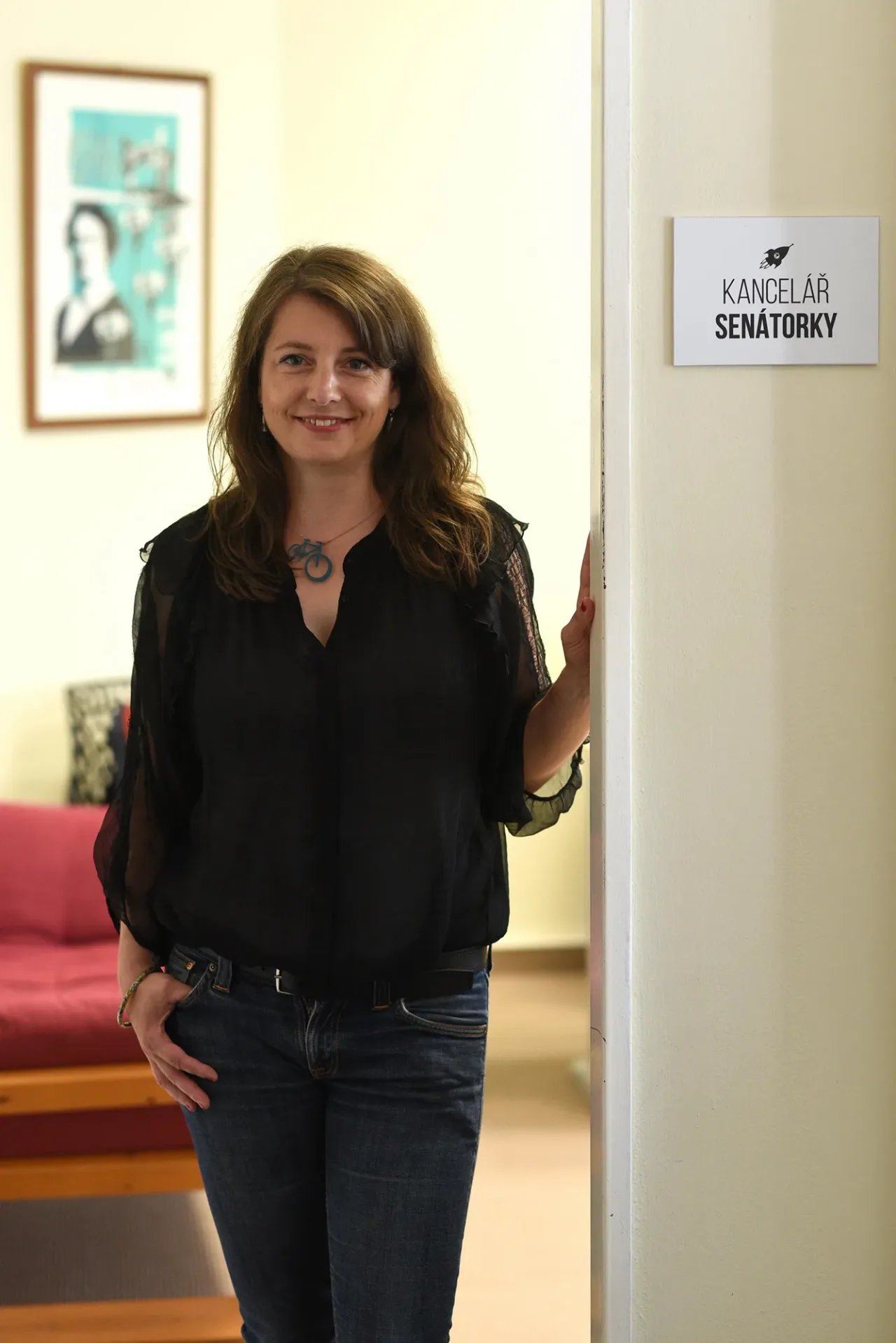 Adéla Šípová v senátorské kanceláři na Kladně