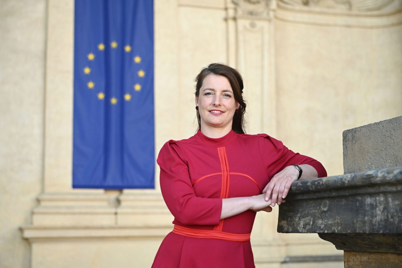 Kompetentních žen máme dostatek. Nominace jediného kandidáta nám uškodí. Aneb divadlo kolem kandidáta na eurokomisaře.