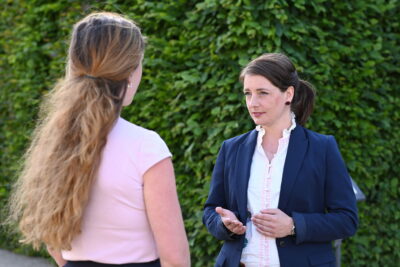 Adéla hovoří s Bárou ve Valdštejnské zahradě