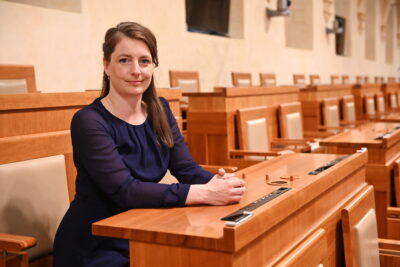 Adéla v poslanecké lavici v Senátu