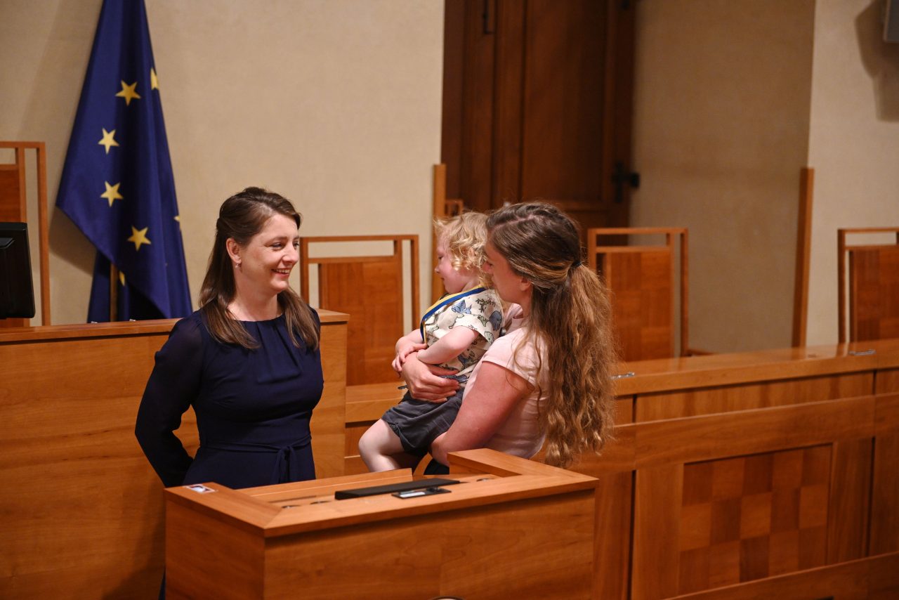 Studujícím rodičům máme pomáhat a ne házet klacky pod nohy. Aneb proč potřebujeme hlídačkovné.