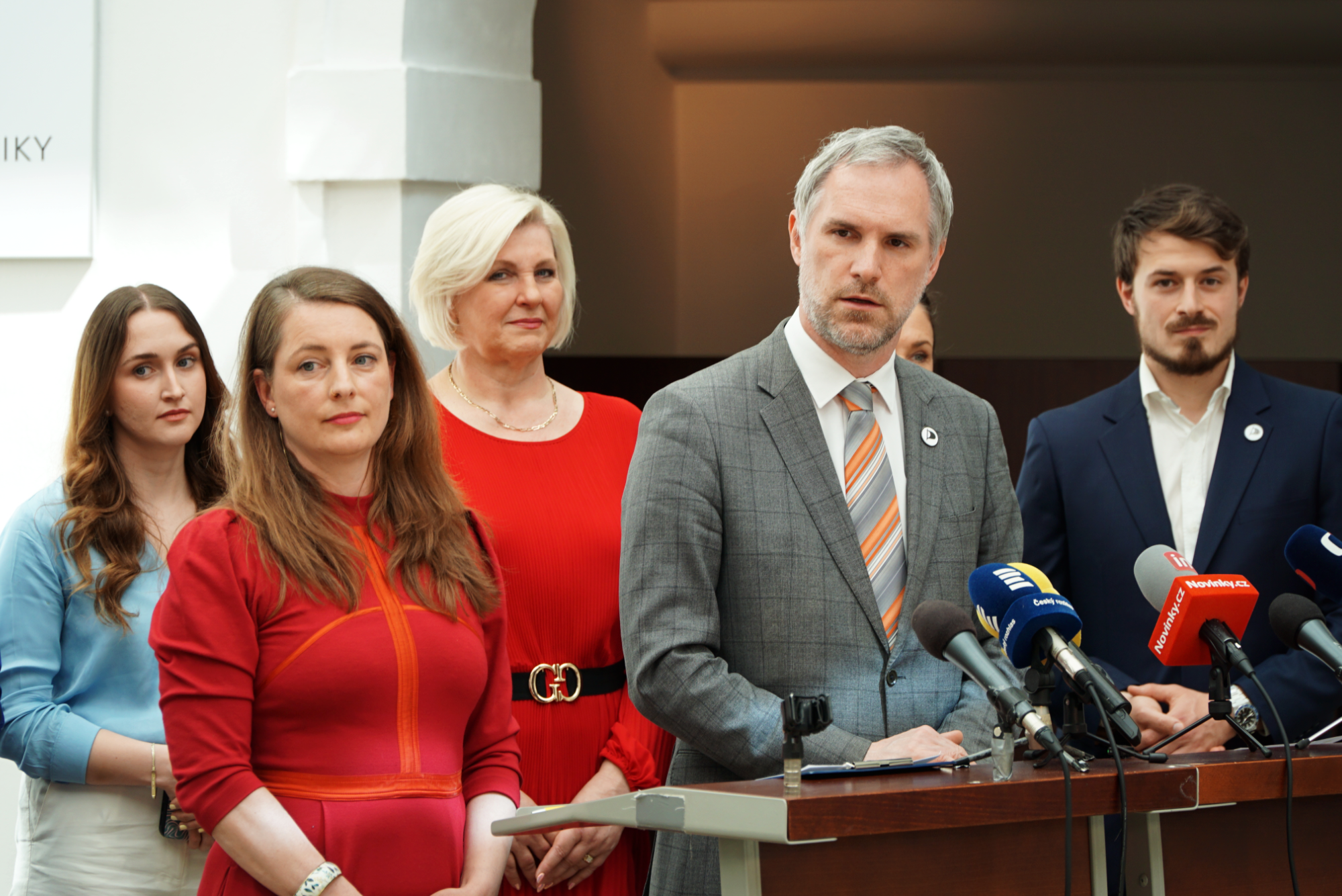 Senátorka Adéla Sucharda Šípová a zástupci podporujících stran: Zdeněk Hřib (Piráti), Kateřina Pastorková (TOP 09), Věra Kovářová (STAN), Samuel Volpe (Piráti).